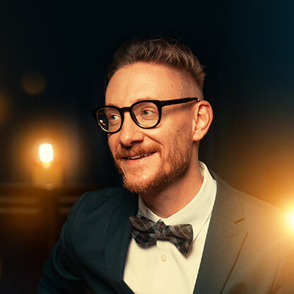 Bilde for arrangement Adam Douglas 2025